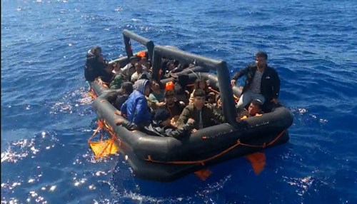 İzmir Açıklarında 26 Düzensiz Göçmen (Beraberinde 15 Çocuk) Kurtarılmıştır