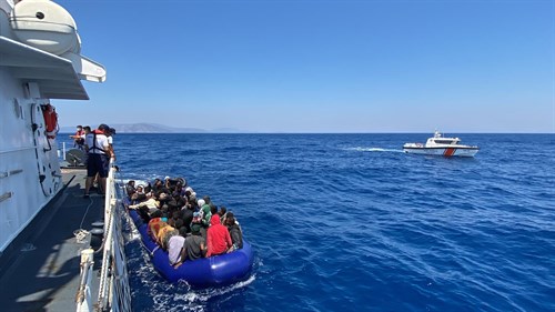 İzmir Açıklarında 59 Düzensiz Göçmen Kurtarılmıştır