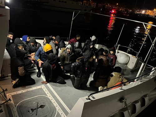 İzmir Açıklarında 24 Düzensiz Göçmen Kurtarılmıştır