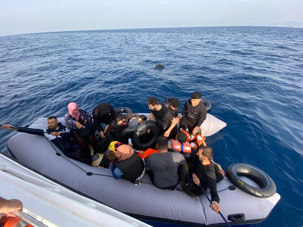 İzmir Açıklarında 18 Düzensiz Göçmen Kurtarılmıştır