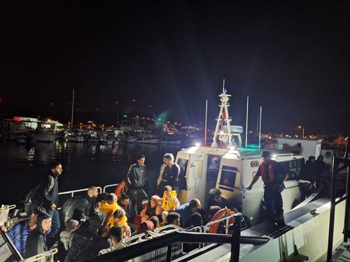 İzmir Açıklarında 40 Düzensiz Göçmen Kurtarılmıştır