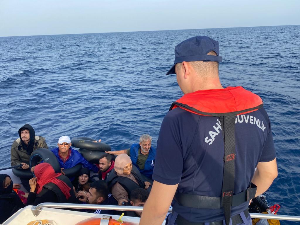 İzmir Açıklarında 22 Düzensiz Göçmen Kurtarılmıştır
