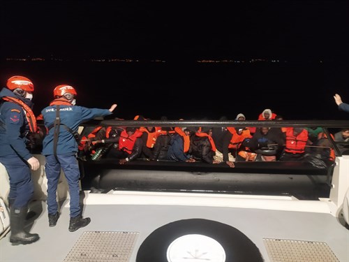İzmir Açıklarında 46 Düzensiz Göçmen Kurtarılmıştır