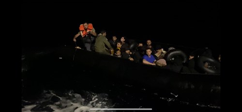 İzmir Açıklarında 27 Düzensiz Göçmen Kurtarılmıştır