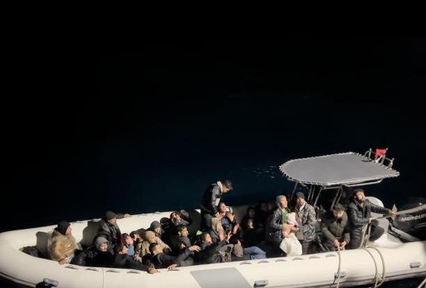 İzmir Açıklarında 29 Düzensiz Göçmen (Beraberinde 7 Çocuk) ve 1 Göçmen Kaçakçısı Şüphelisi Yakalanmıştır.