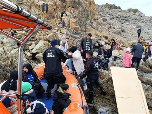 Balıkesir’de 28 Düzensiz Göçmen (Beraberinde 11 Çocuk) Kurtarılmıştır