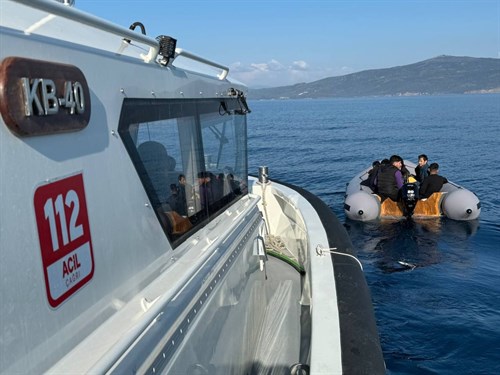 İzmir Açıklarında 12 Düzensiz Göçmen (Beraberinde 7 Çocuk) Yakalanmıştır.