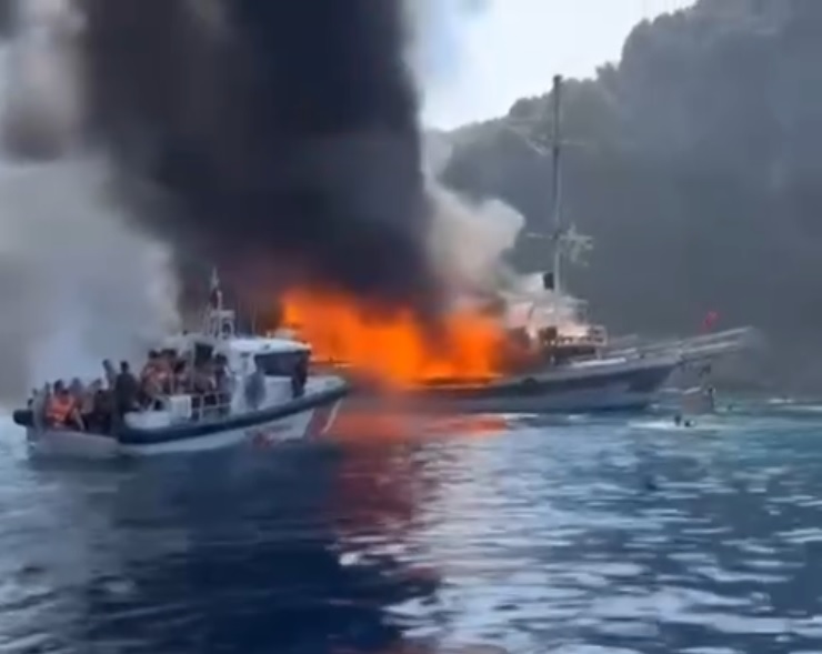 Marmaris Açıklarında Gezi Teknesinde Çıkan Yangında Mahsur Kalan Sahışların Emniyetleri Bölgelere Tahliye İşlemleri Gerçekleştirilmiştir