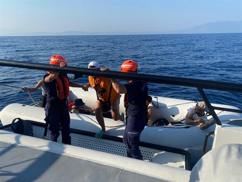 İzmir Açıklarında 10 Düzensiz Göçmen Kurtarılmıştır