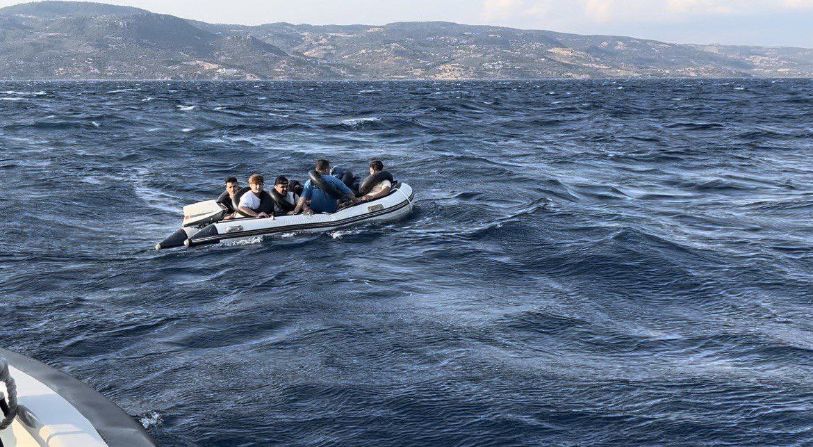 Çanakkale Açıklarında 8 Düzensiz Göçmen (Beraberinde 2 Çocuk) Kurtarılmıştır