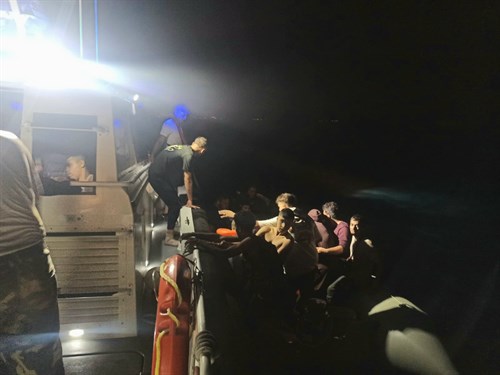 İzmir Açıklarında 16 Düzensiz Göçmen (Beraberinde 13 Çocuk) Yakalanmıştır