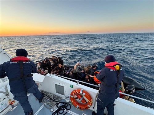 İzmir Açıklarında 25 Düzensiz Göçmen (Beraberinde 11 Çocuk) Kurtarılmıştır