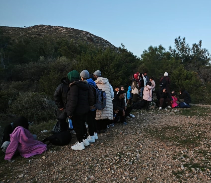 İzmir’de 13 Düzensiz Göçmen (Beraberinde 8 Çocuk) Yakalanmıştır