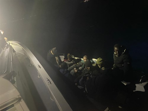 Muğla Açıklarında 7 Düzensiz Göçmen ve 1 Göçmen Kaçakçısı Şüphelisi Yakalanmıştır 