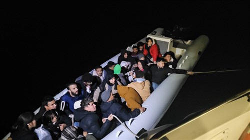 Aydın Açıklarında 14 Düzensiz Göçmen (Beraberinde 11 Çocuk) ve 1 Göçmen Kaçakçısı Şüphelisi Yakalanmıştır
