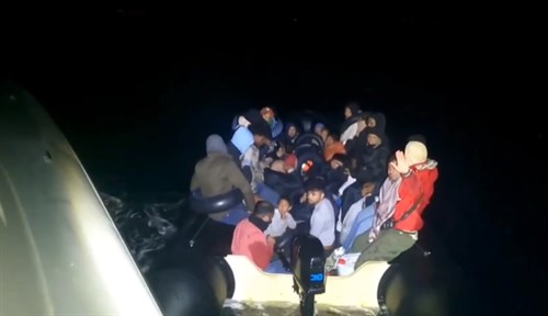 İzmir Açıklarında 20 Düzensiz Göçmen (Beraberinde 11 Çocuk) Yakalanmıştır