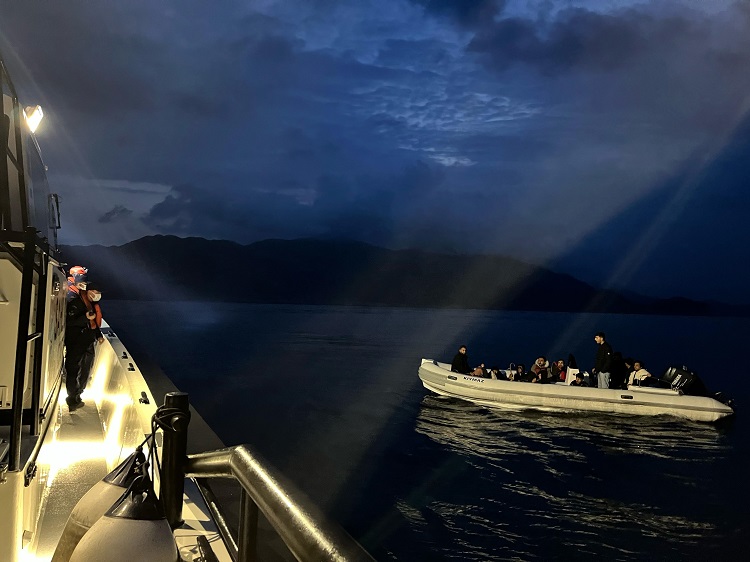Muğla Açıklarında 12 Düzensiz Göçmen Kurtarılmış ve 4 Göçmen Kaçakçısı Şüphelisi Yakalanmıştır