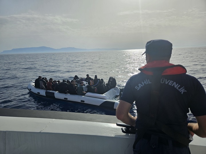 İzmir Açıklarında 31 Düzensiz Göçmen (Beraberinde 6 Çocuk) Yakalanmıştır