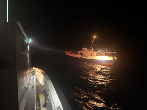 Muğla Açıklarında 55 Düzensiz Göçmen (Beraberinde 38 Çocuk) ve 3 Göçmen Kaçakçısı Şüphelisi Yakalanmıştır