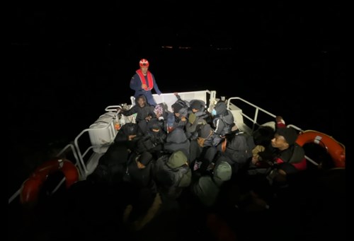 İzmir Açıklarında 36 Düzensiz Göçmen (Beraberinde 1 Çocuk) Yakalanmıştır