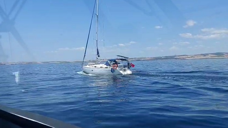 Çanakkale Açıklarında 37 Düzensiz Göçmen (Beraberinde 14 Çocuk) ve 2 Göçmen Kaçakçısı Şüphelisi Yakalanmıştır