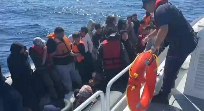 Çanakkale Açıklarında 22 Düzensiz Göçmen (Beraberinde 17 Çocuk) Kurtarılmıştır