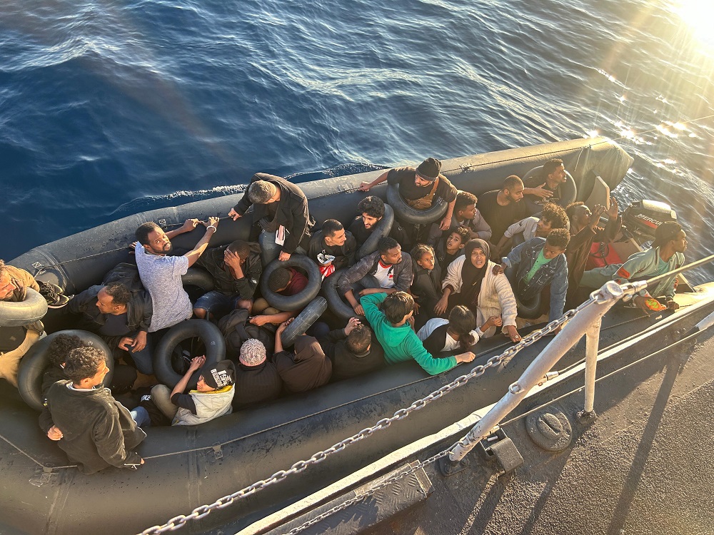 İzmir Açıklarında 25 Düzensiz Göçmen (Beraberinde 3 Çocuk) Yakalanmıştır